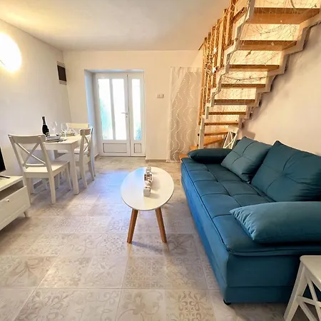 Little Nyaraló Banjol